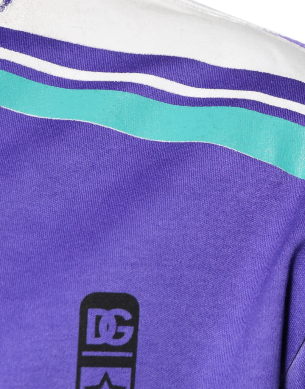 Sweatshirt purple dc shoes avec rayures blanches et teal pour un style décontracté et sportif