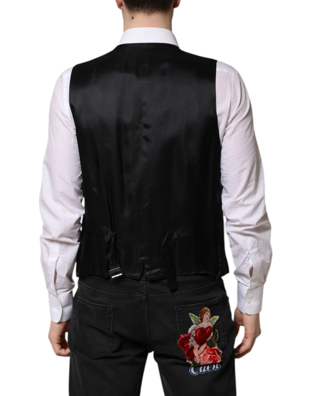 Dos du gilet formel en satin noir dolce gabbana avec un motif d’ange brodé et une légère brillance