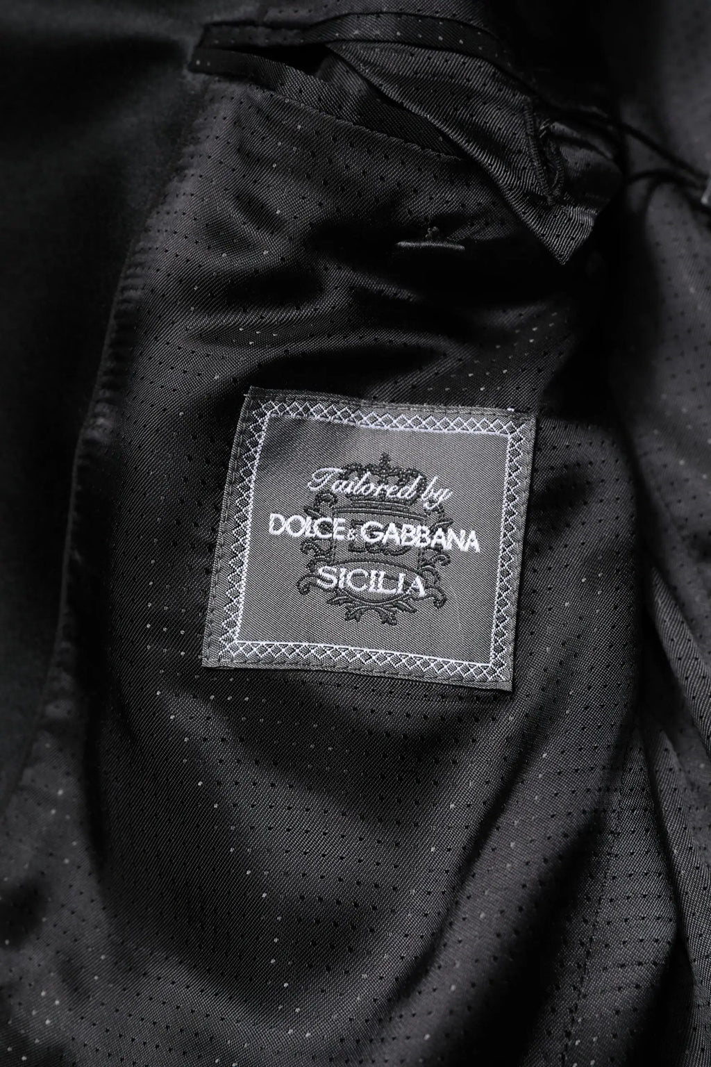 Étiquette noire brodée tailleur par dolce & gabbana sicilia avec bordure blanche cousue dans une veste violette à sequins