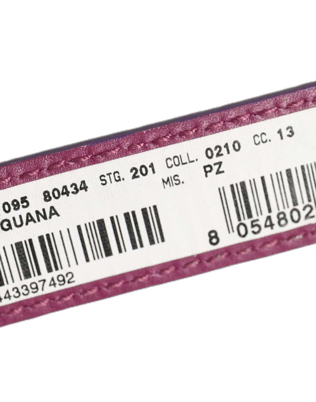 Une sangle de bracelet dolce & gabbana en cuir violet texturé avec une boucle dorée et une couture précise