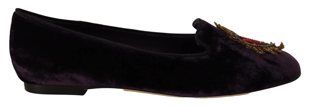 Mocassins plats dolce & gabbana en velours violet avec un écusson brodé décoratif sur le bout noir