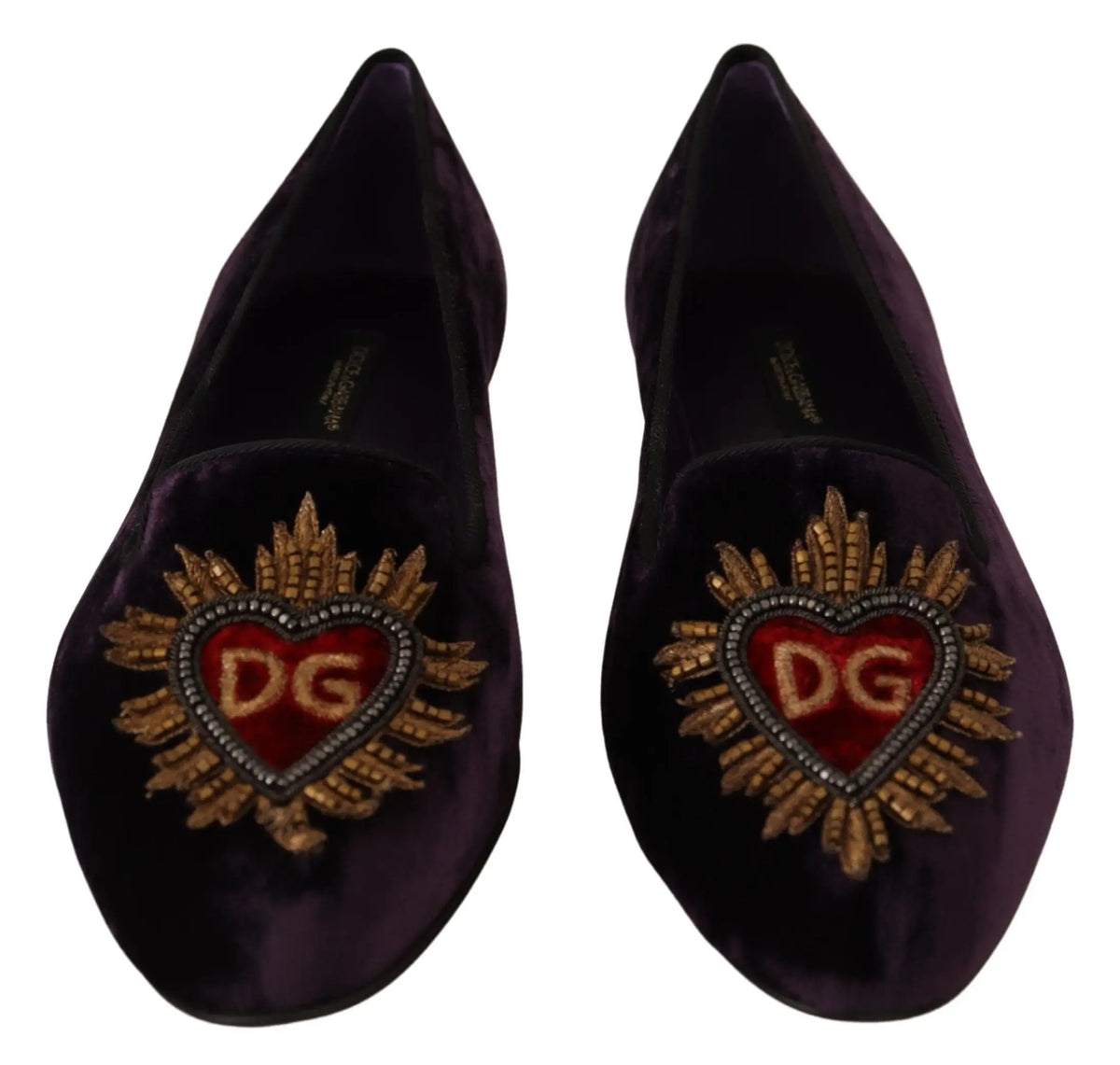 Mocassins plats dolce & gabbana en velours violet avec un cœur rouge brodé dg doré et un motif soleil doré détaillé