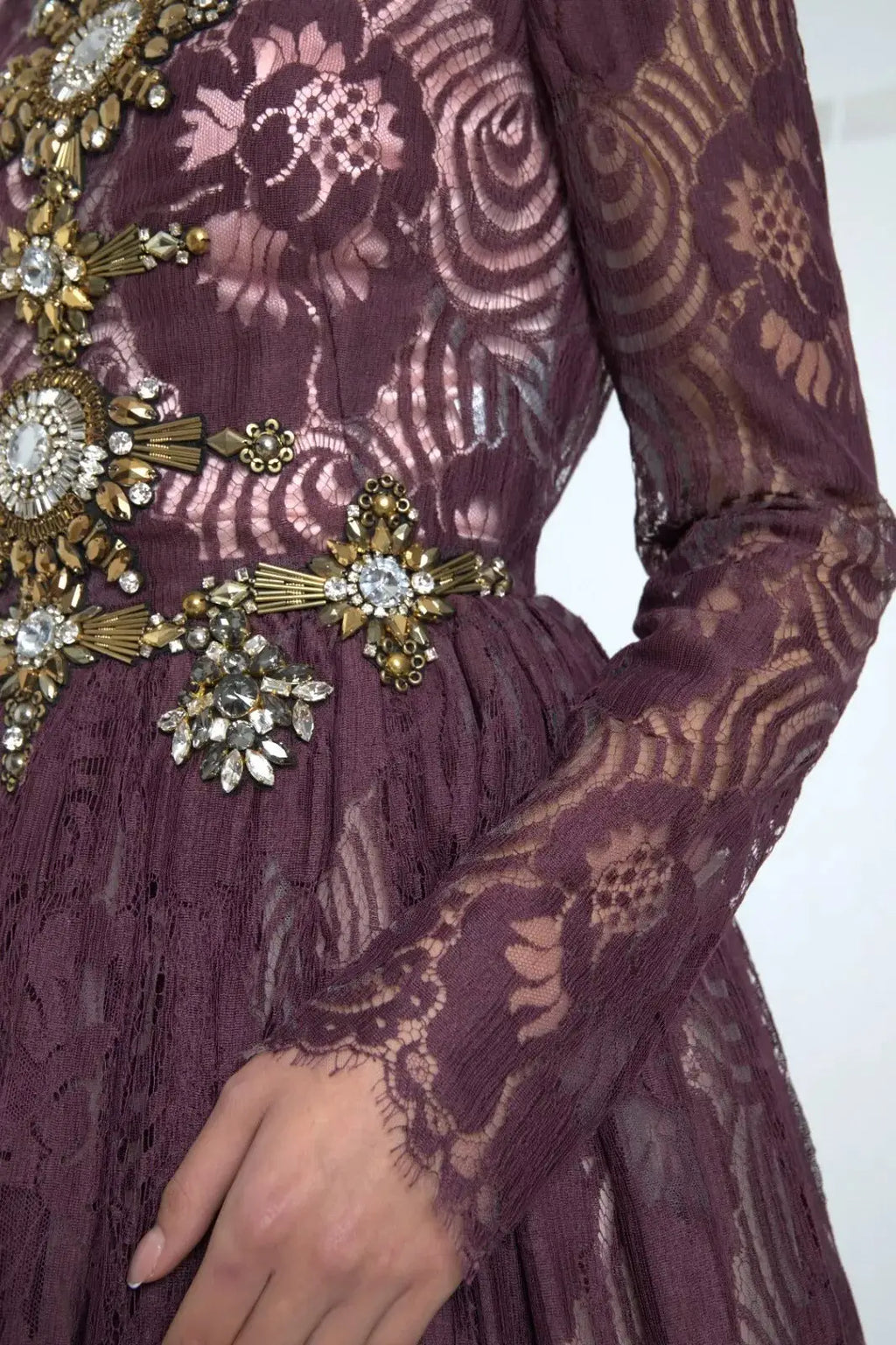 Robe violette en viscose dolce & gabbana avec broderies or et cristaux sur le corsage en dentelle lavande