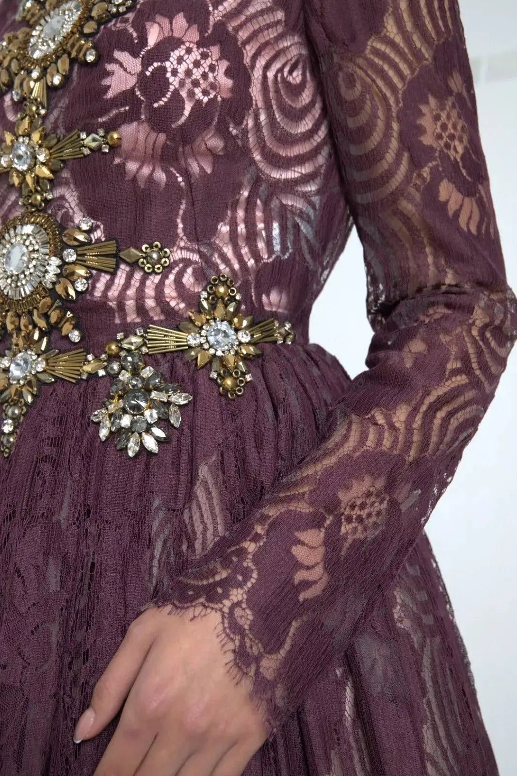 Robe violette en viscose dolce & gabbana avec broderies or et cristaux sur le corsage en dentelle lavande