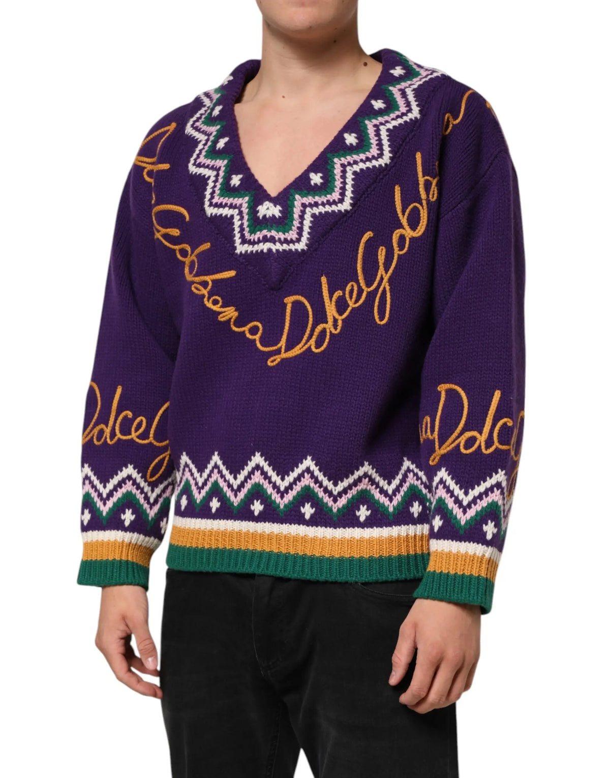 Pull tricot pour homme dolce gabbana violet en laine avec logo doré en écriture cursive et motifs géométriques blancs et verts