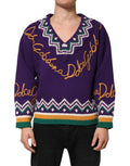 Pull tricoté pour homme dolce & gabbana en laine violet avec logo cursif doré et motifs géométriques blancs et verts