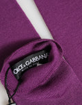 Pull à col roulé côtelé violet avec étiquette noire dolce & gabbana assorti à des gants sans doigts en laine