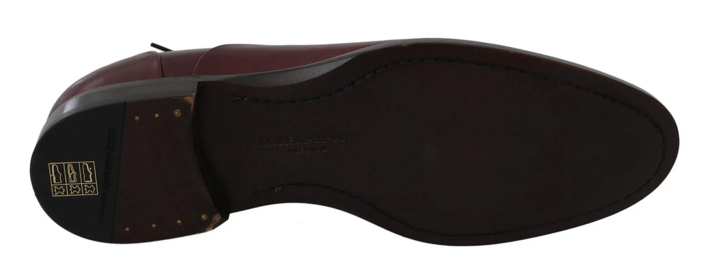 Chaussure derby formelle dolce & gabbana en cuir bordeaux avec semelle en caoutchouc marron foncé et logo doré au talon vue arrière