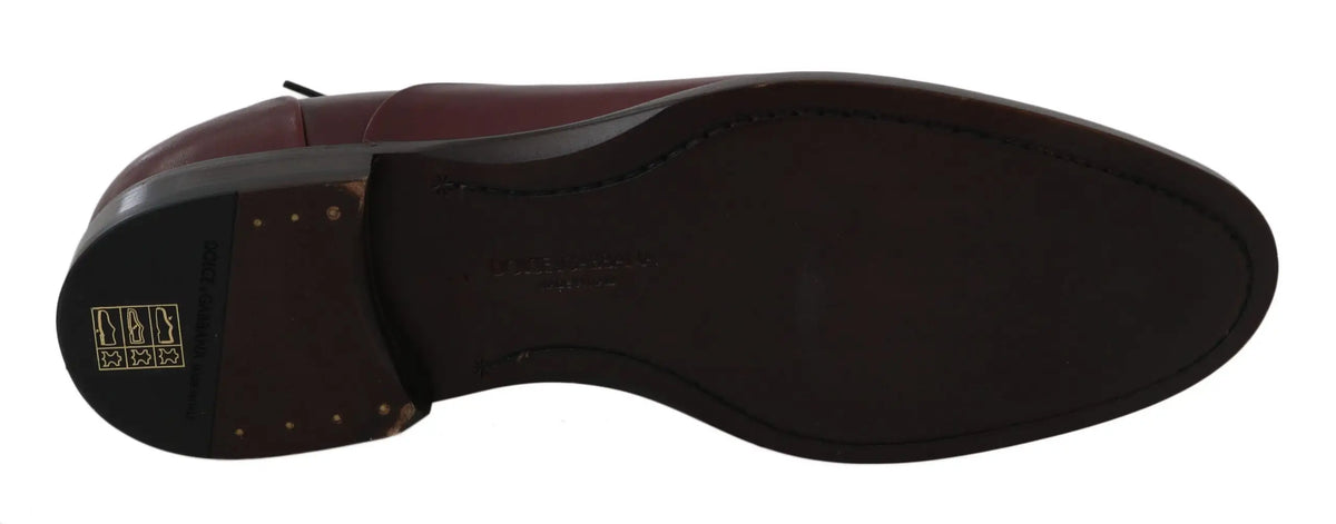 Chaussure derby formelle dolce & gabbana en cuir bordeaux avec semelle en caoutchouc marron foncé et logo doré au talon vue arrière