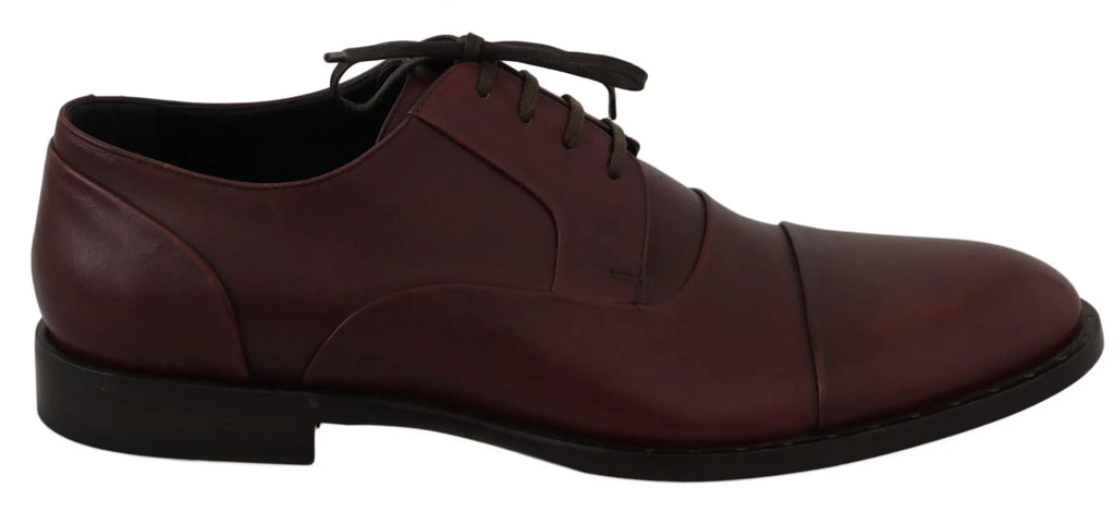 Chaussure derby formelle dolce & gabbana en cuir rouge bordeaux brillant avec lacets noirs et design classique élégant