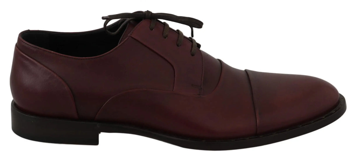 Chaussure derby formelle dolce & gabbana en cuir rouge bordeaux brillant avec lacets noirs et design classique élégant