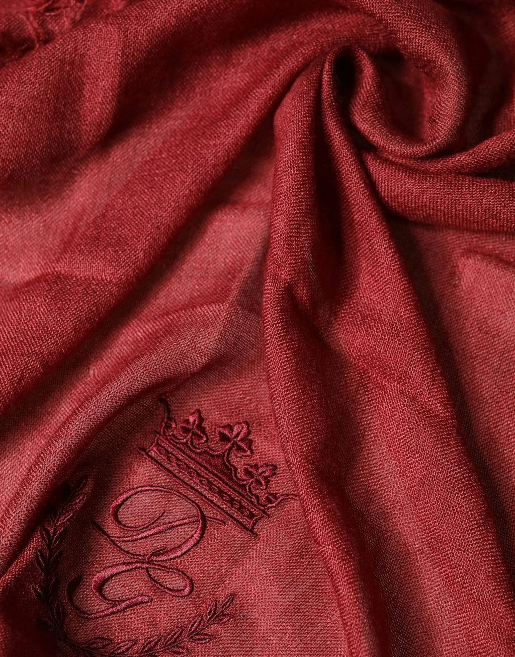 Écharpe foulard dolce & gabbana rouge en cachemire et soie avec franges et broderie couronne élégante
