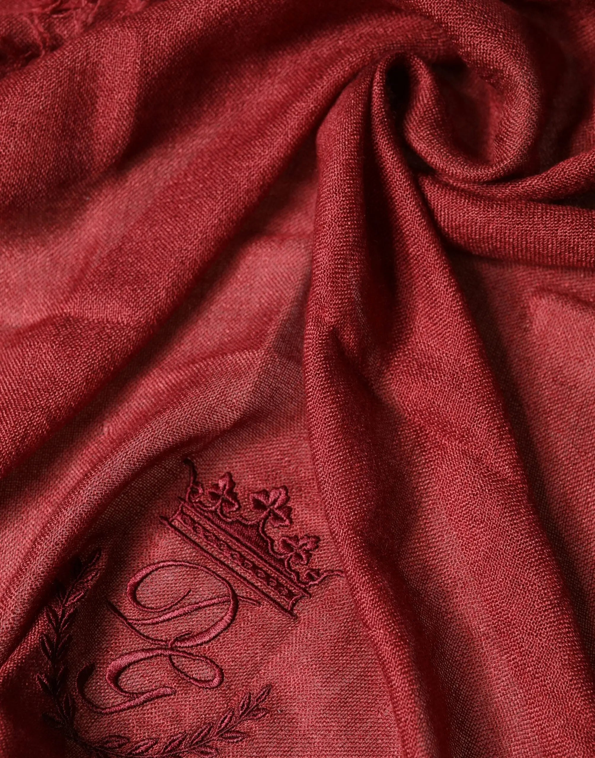 Écharpe foulard dolce & gabbana rouge en cachemire et soie avec franges et broderie couronne élégante