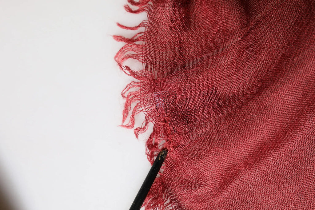 Écharpe foulard rouge profond en cachemire et soie dolce gabbana avec texture et bords effilochés 200cm x 70cm