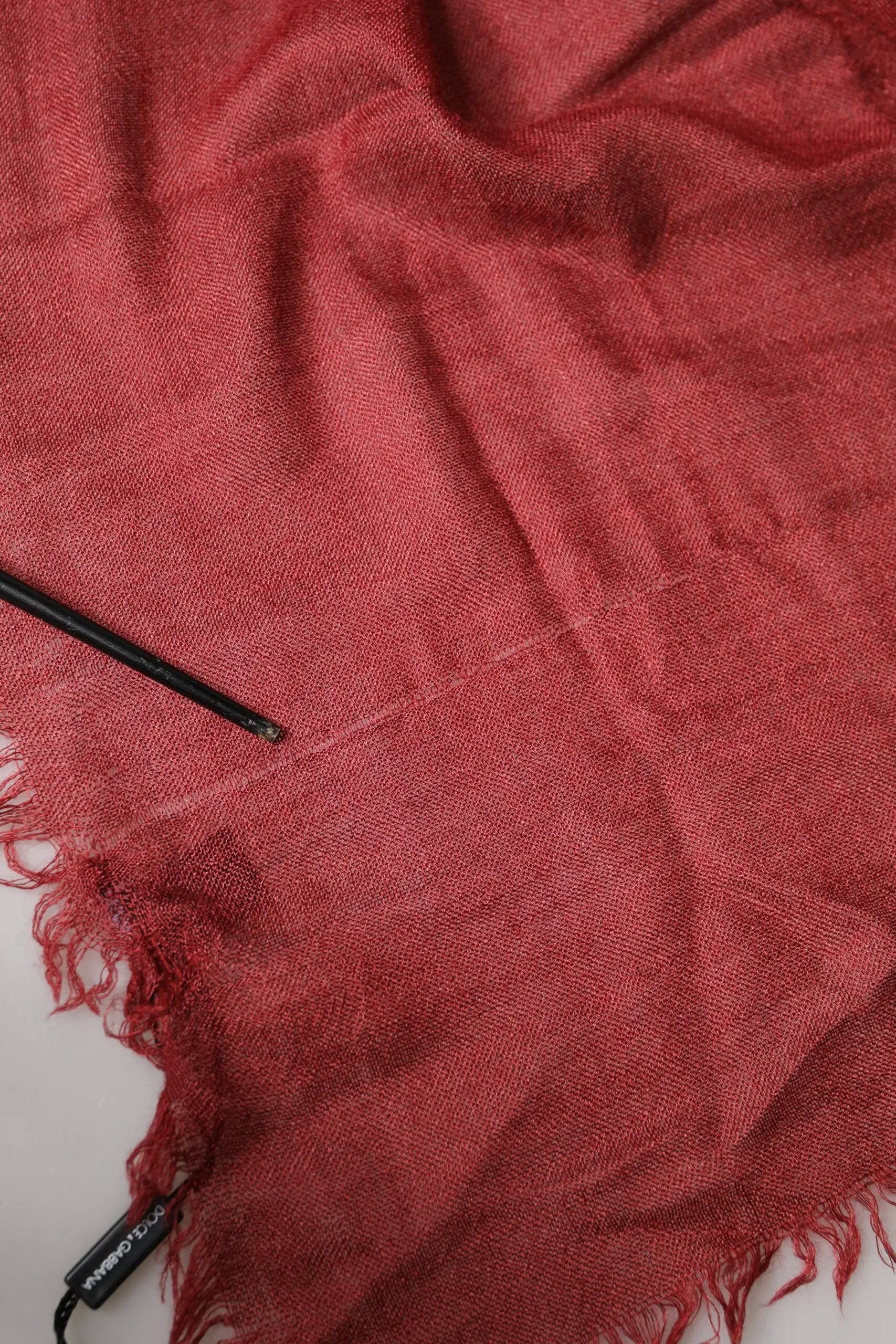 Écharpe foulard rouge en cachemire et soie avec franges et texture subtile de dolce & gabbana 200cm x 70cm