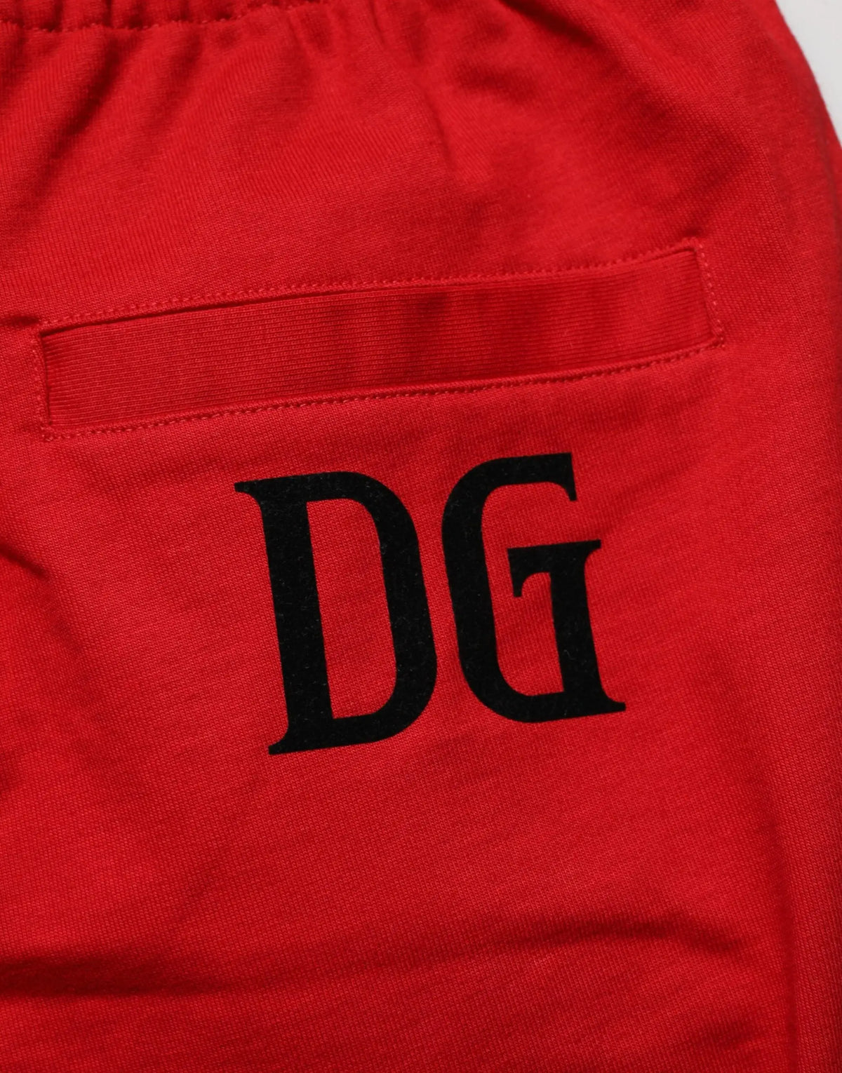 Pantalon bermuda rouge en coton dolce gabbana avec taille mi-haute et logo dg noir brodé sur la poche arrière