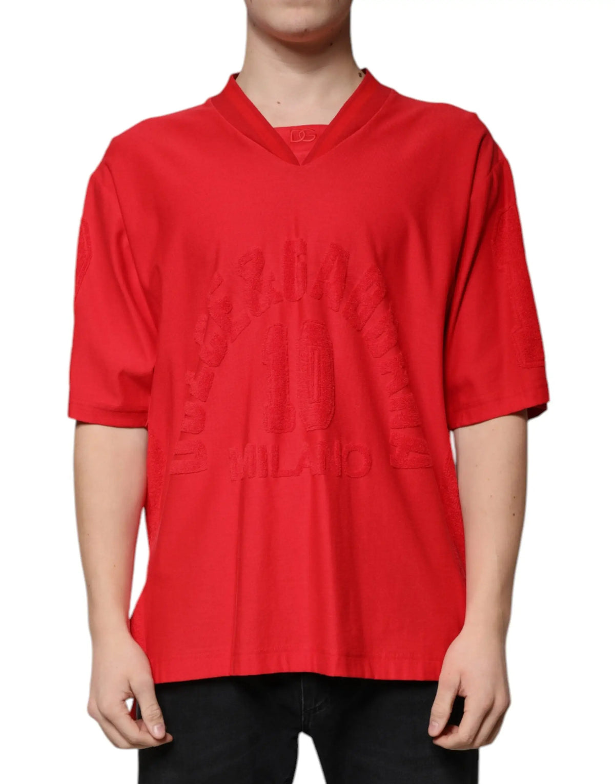 Dolce & gabbana t-shirt rouge en coton à manches courtes avec col en v et logo milano embossé subtil sur la poitrine