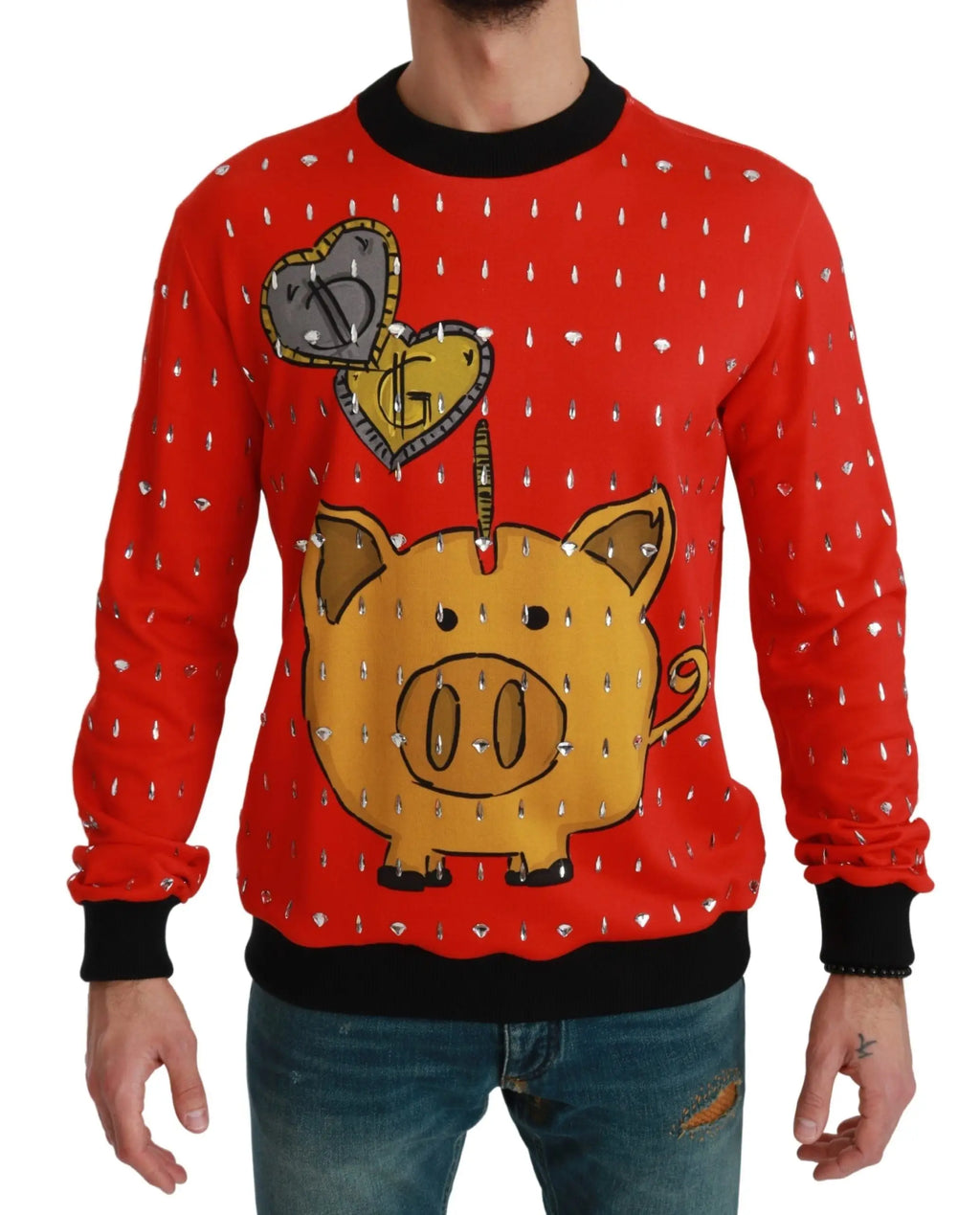 Pull rouge dolce & gabbana avec cochon cartoon orné de cristaux et pièces en forme de cœur au-dessus