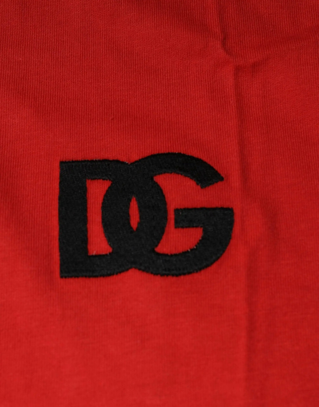 Logo dg noir brodé sur tissu rouge vif du t shirt en coton dolce & gabbana col rond