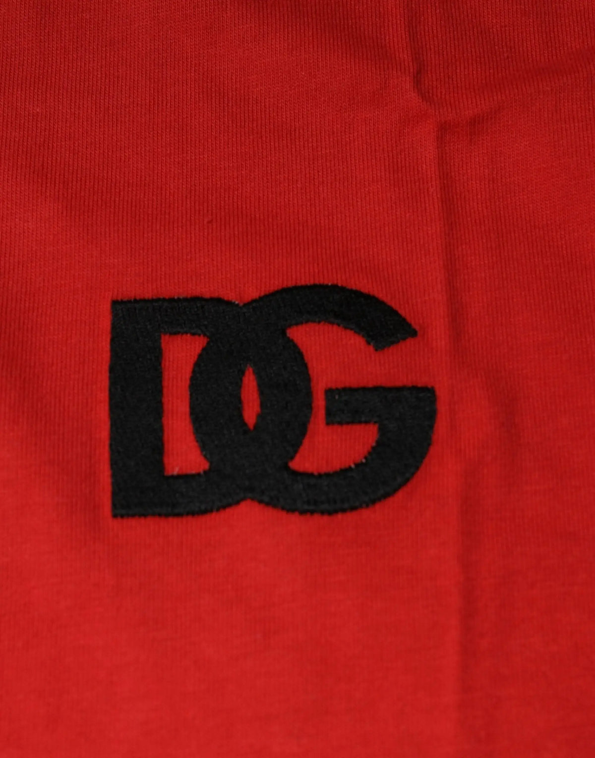 Logo dg noir brodé sur tissu rouge vif du t shirt en coton dolce & gabbana col rond
