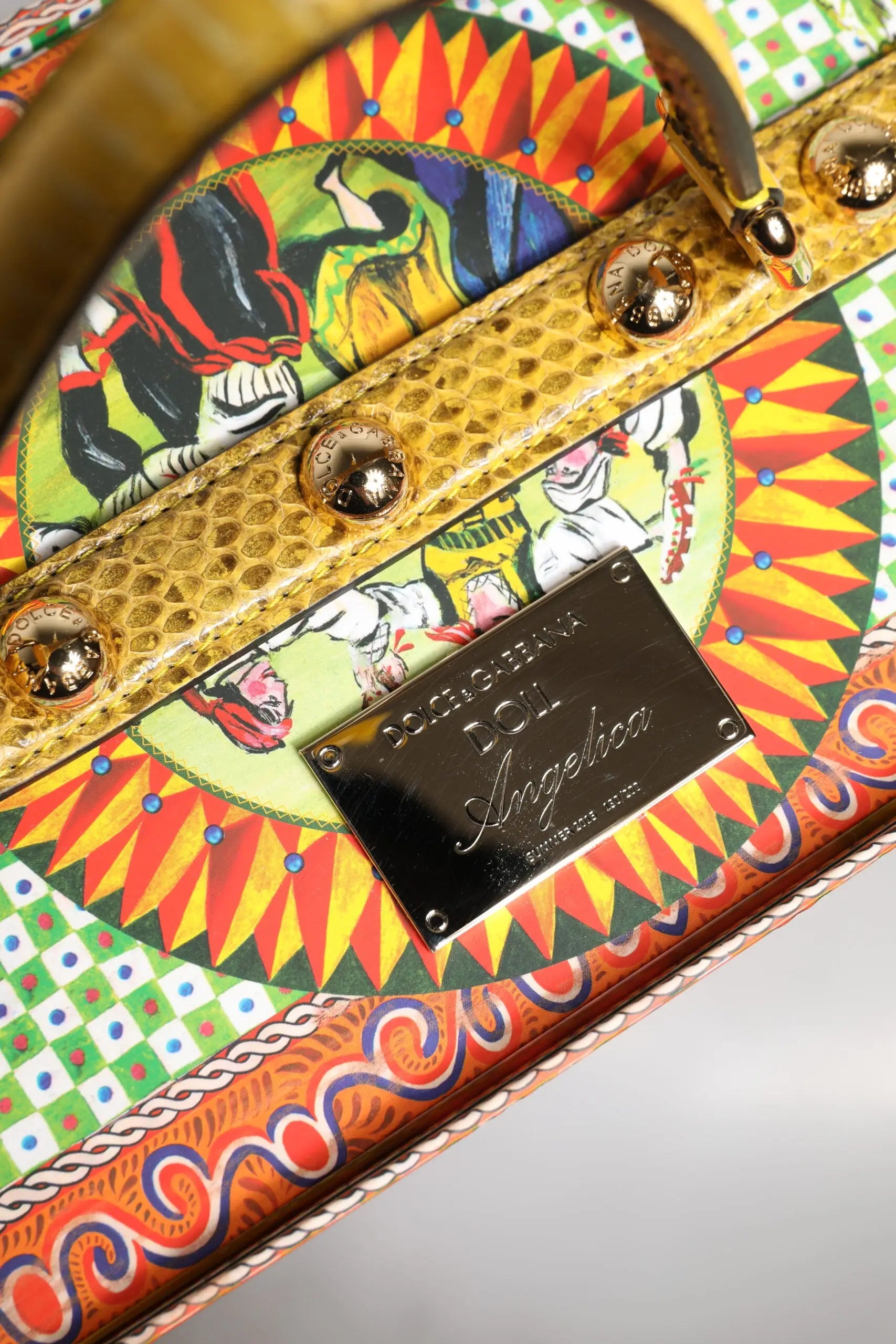 Sacoche en cuir peinte à la main avec motifs soleil vibrants et figures cartoon dans un style folk art coloré Dolce & Gabbana