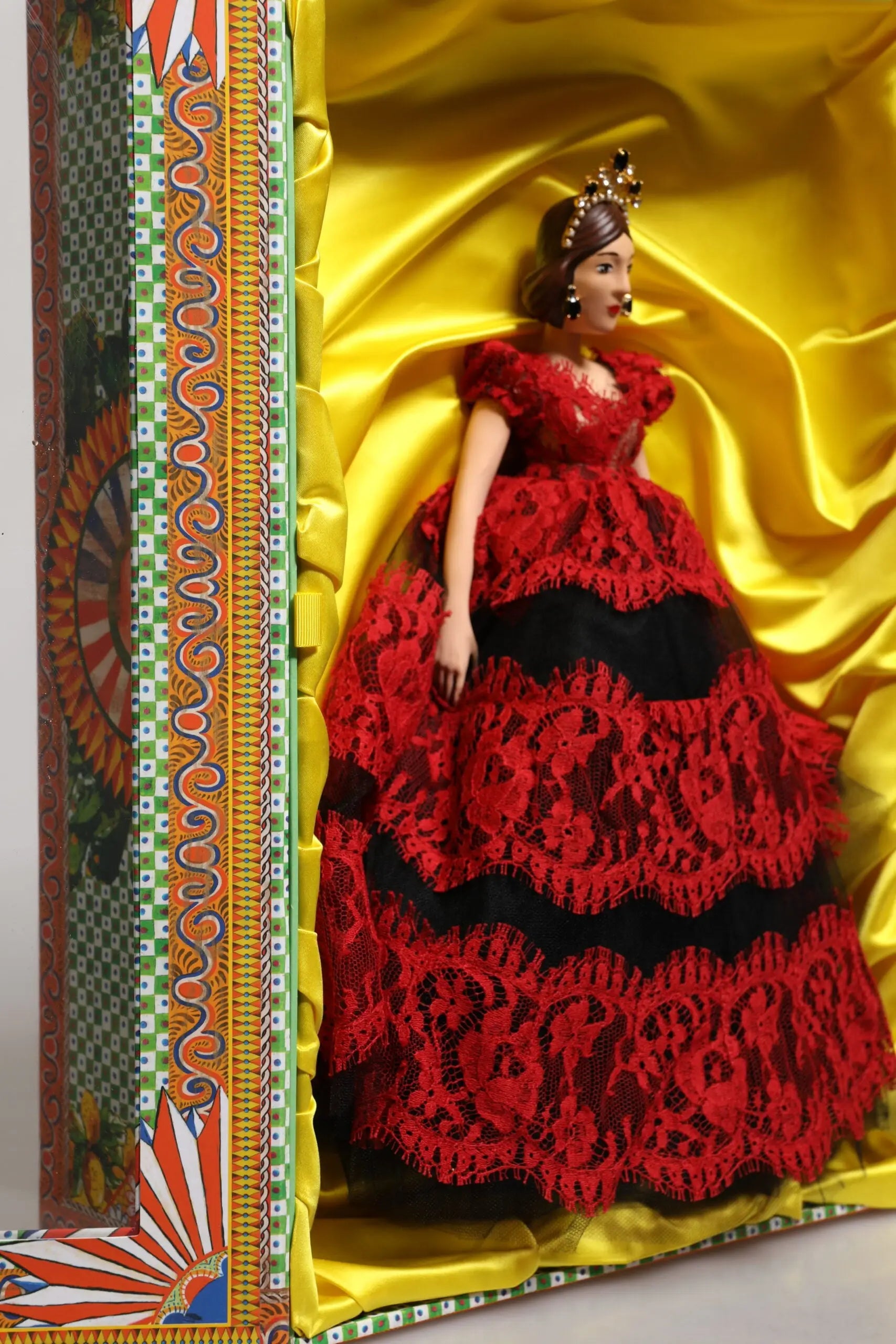 Poupée dolce & gabbana en porcelaine avec robe rouge et noire en dentelle et coiffe dorée ornée