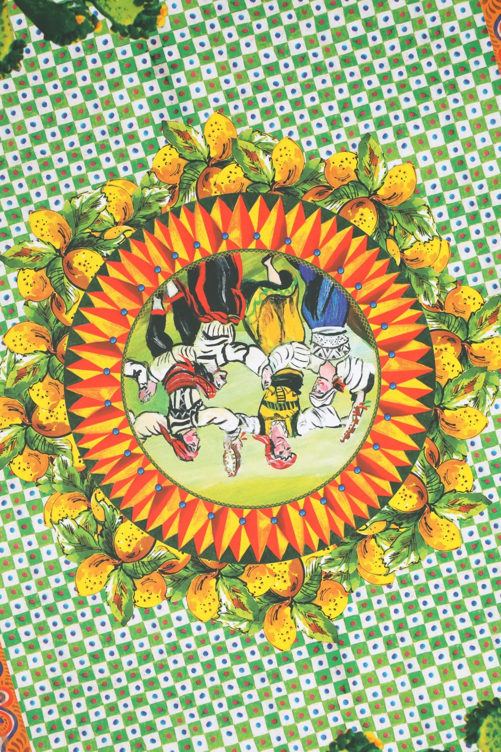 Couronne jaune vif de citrons entourant une scène colorée sur tissu vichy vert et blanc dans boîte diva dolce gabbana