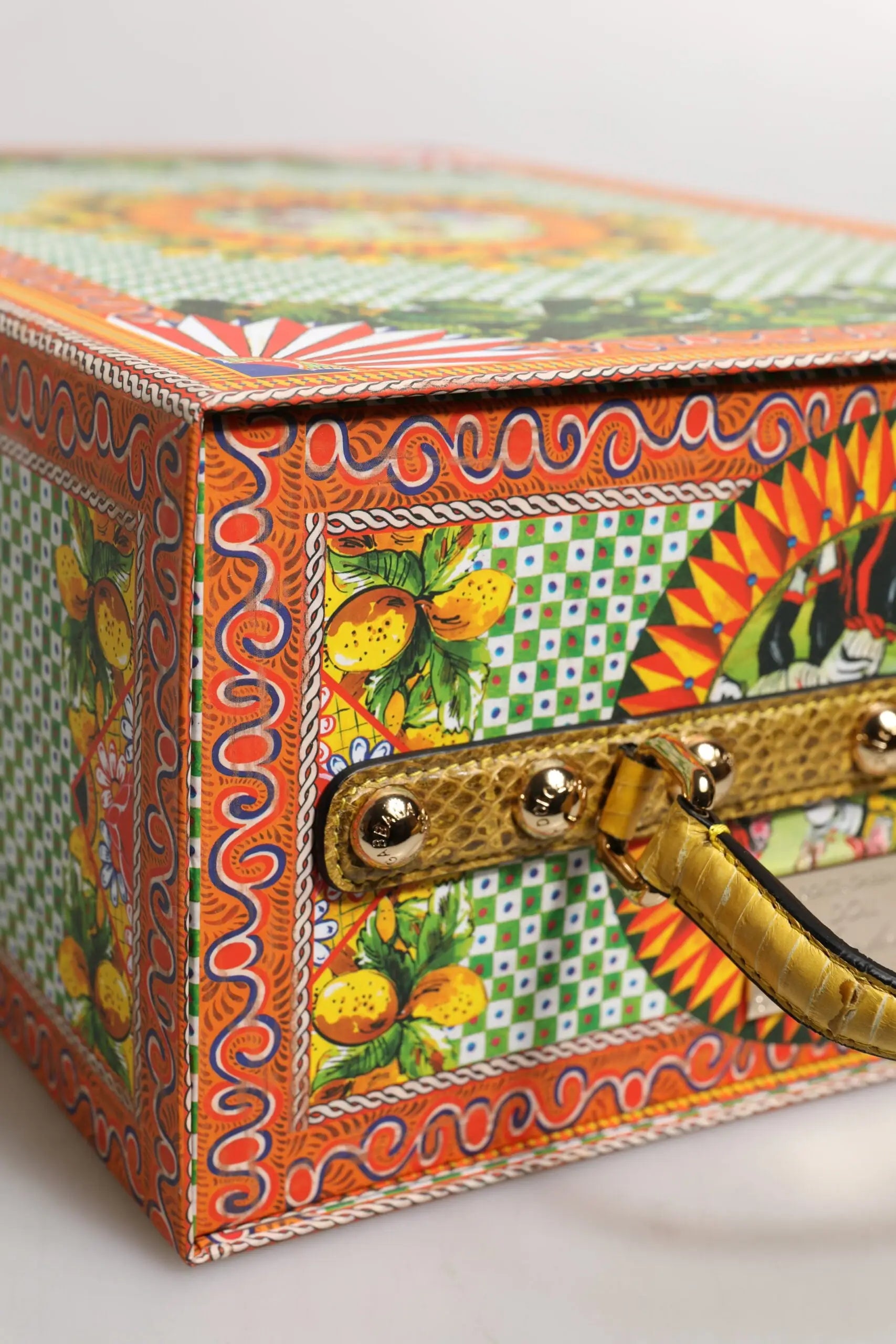 Boîte en céramique dolce & gabbana avec motifs orange et verts vibrants et ferrures dorées pour poupées sicily en cuir