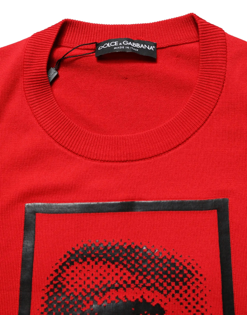 Pull en maille rouge dolce & gabbana avec un col rond et un graphisme en demi-teinte noir de lèvres encadré d une bordure noire