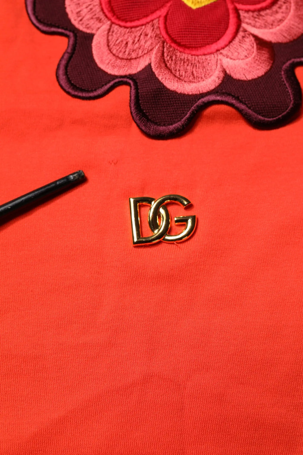 Pin logo dg doré sur t-shirt dolce & gabbana en coton rouge avec broderie florale col rond