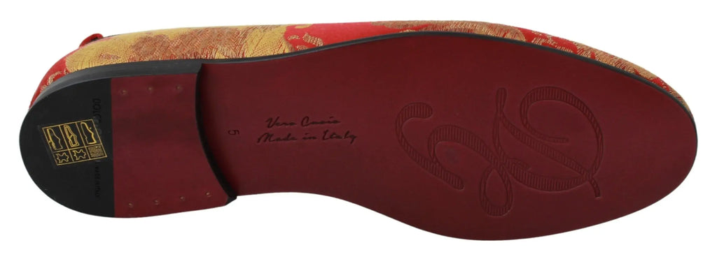 Semelle de chaussure rouge en cuir avec dessus brocart rouge et or marqué vince camuto fabriqué en italie pour slippers loafers dolce gabbana