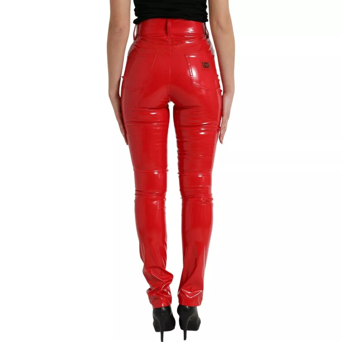 Vue arrière du pantalon skinny rouge dolce & gabbana en cuir verni à taille haute avec patch marque sur la poche arrière droite
