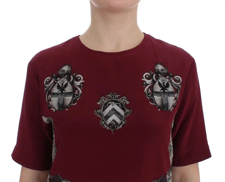 Dolce & gabbana t-shirt en soie rouge bordeaux avec imprimé blason noir et blanc audacieux sur la poitrine