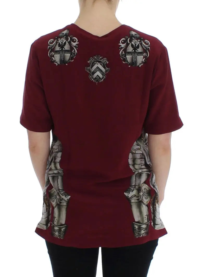 T-shirt dolce & gabbana en soie rouge à manches courtes avec imprimés héraldique noirs et argentés sur les épaules et le dos vue arrière