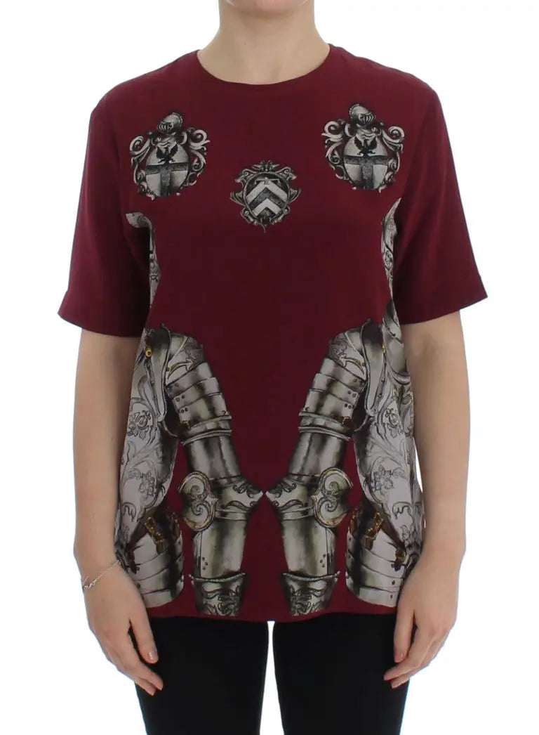 T-shirt dolce & gabbana rouge en soie avec impression détaillée en noir et blanc d’armure chevaleresque et blasons