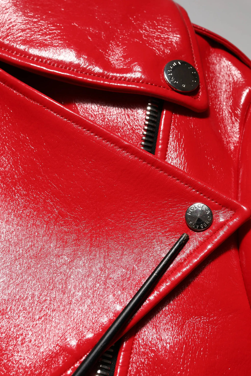 Veste biker en cuir d agneau rouge dolce & gabbana avec boutons pression noirs et détails de fermeture éclair brillante