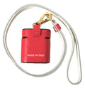 Étui airpods dolce & gabbana en cuir rouge texturé avec logo en métal doré et sangle blanche made in italy visible