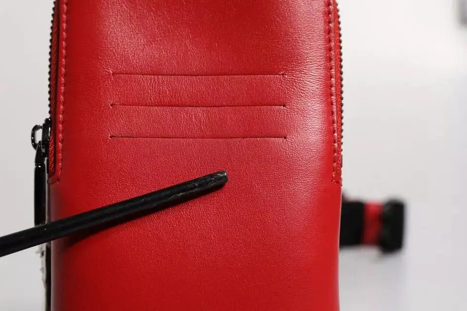 Dolce & gabbana portefeuille large en cuir rouge avec fermeture éclair noire et emplacements pour cartes cousus
