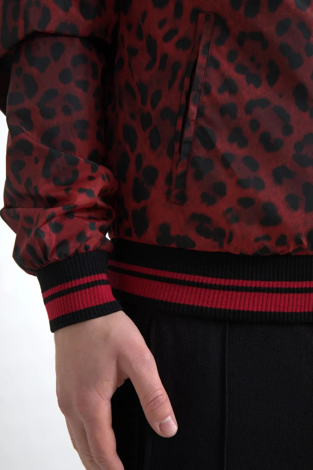 Dolce & Gabbana veste courte bomber rouge à imprimé léopard noir avec poignets et taille côtelés