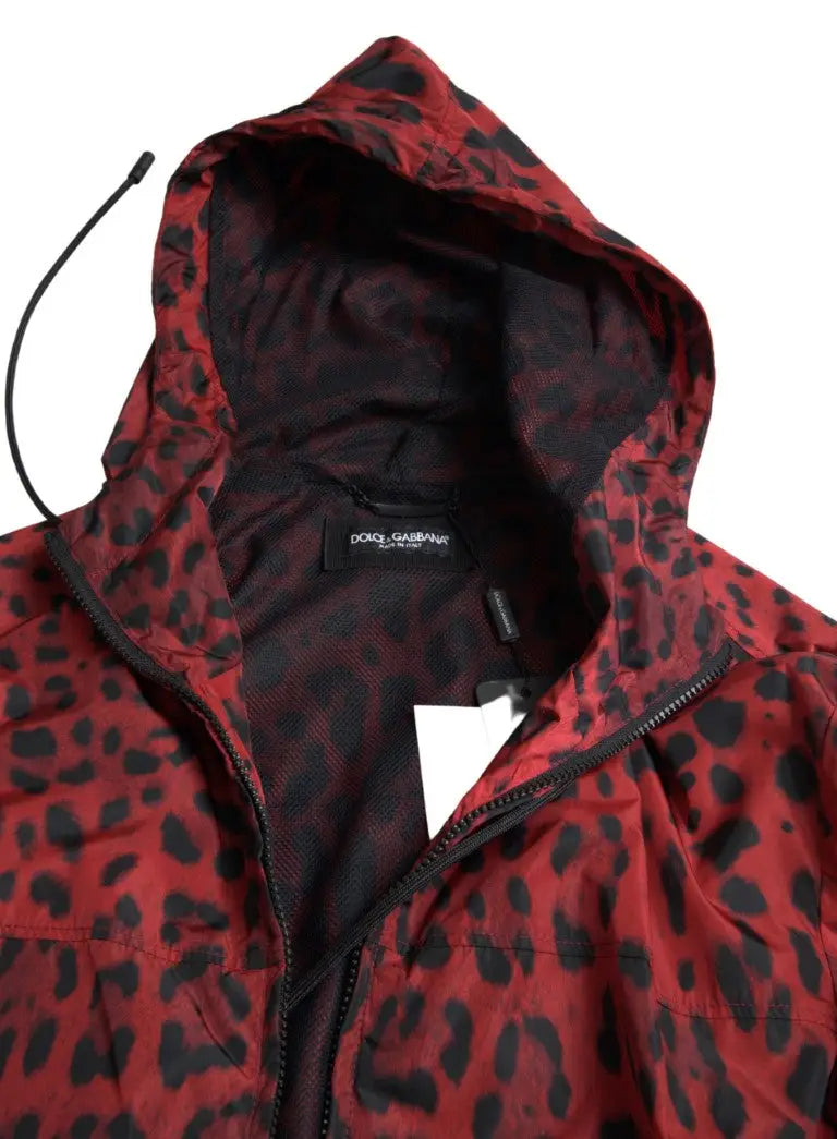 Veste bomber dolce & gabbana rouge à capuche imprimé léopard noir avec fermeture éclair intégrale et étiquette visible