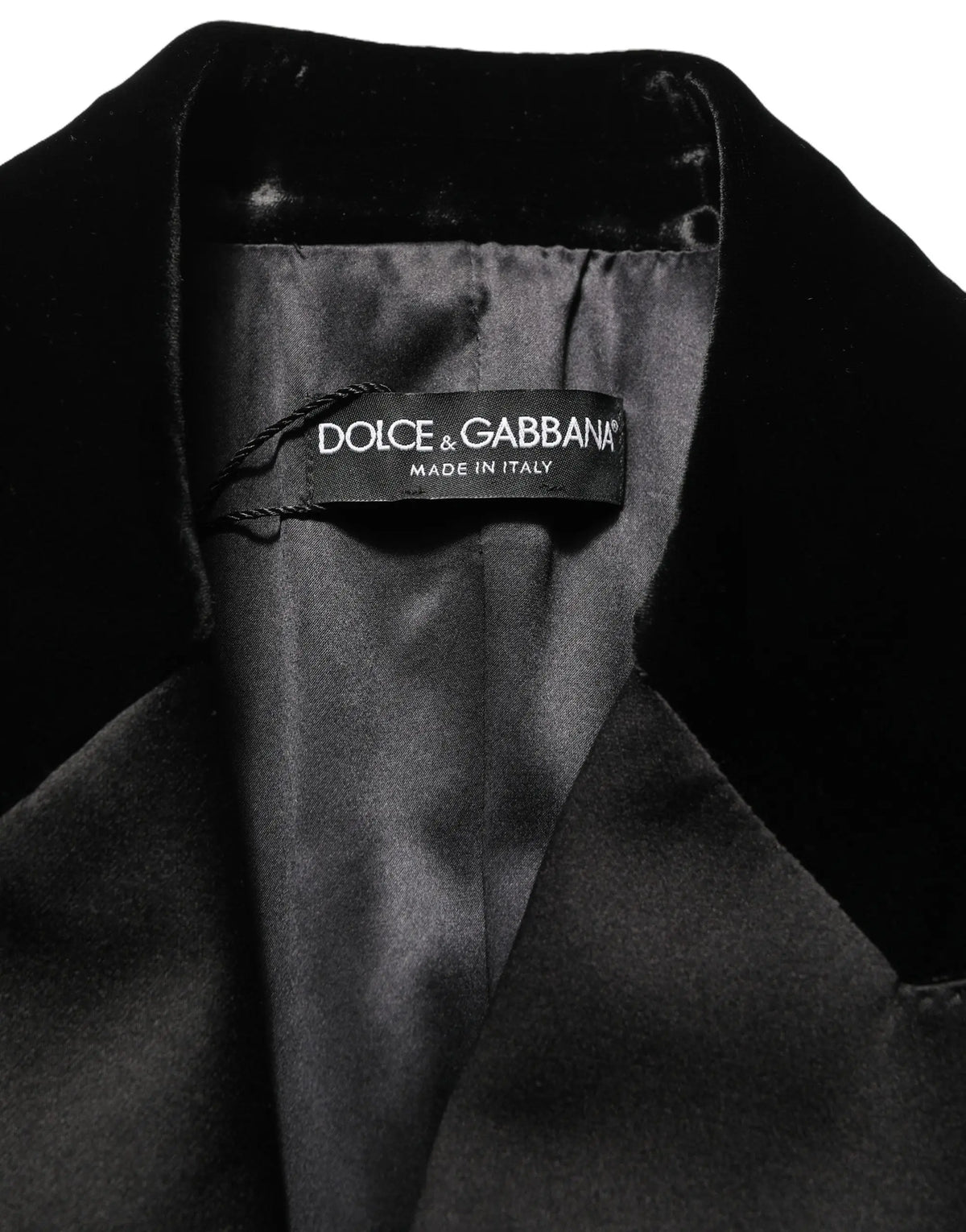 Manteau noir dolce gabbana avec col en velours et doublure satin sous une veste rouge léopard nylon zippée complète