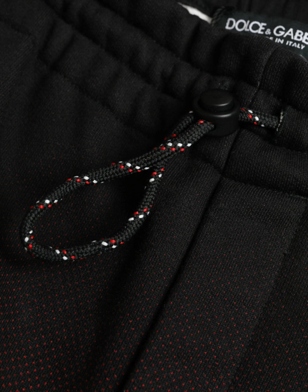 Pantalon de survêtement noir dolce & gabbana en tissu texturé avec fines taches rouges et cordon de serrage tricolore
