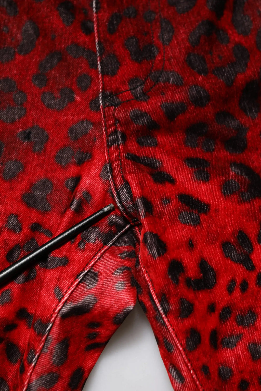 Dolce & Gabbana jean skinny en coton rouge imprimé léopard avec taches noires et couture visible