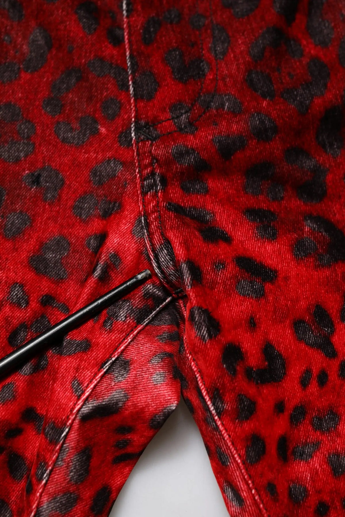 Dolce & Gabbana jean skinny en coton rouge imprimé léopard avec taches noires et couture visible