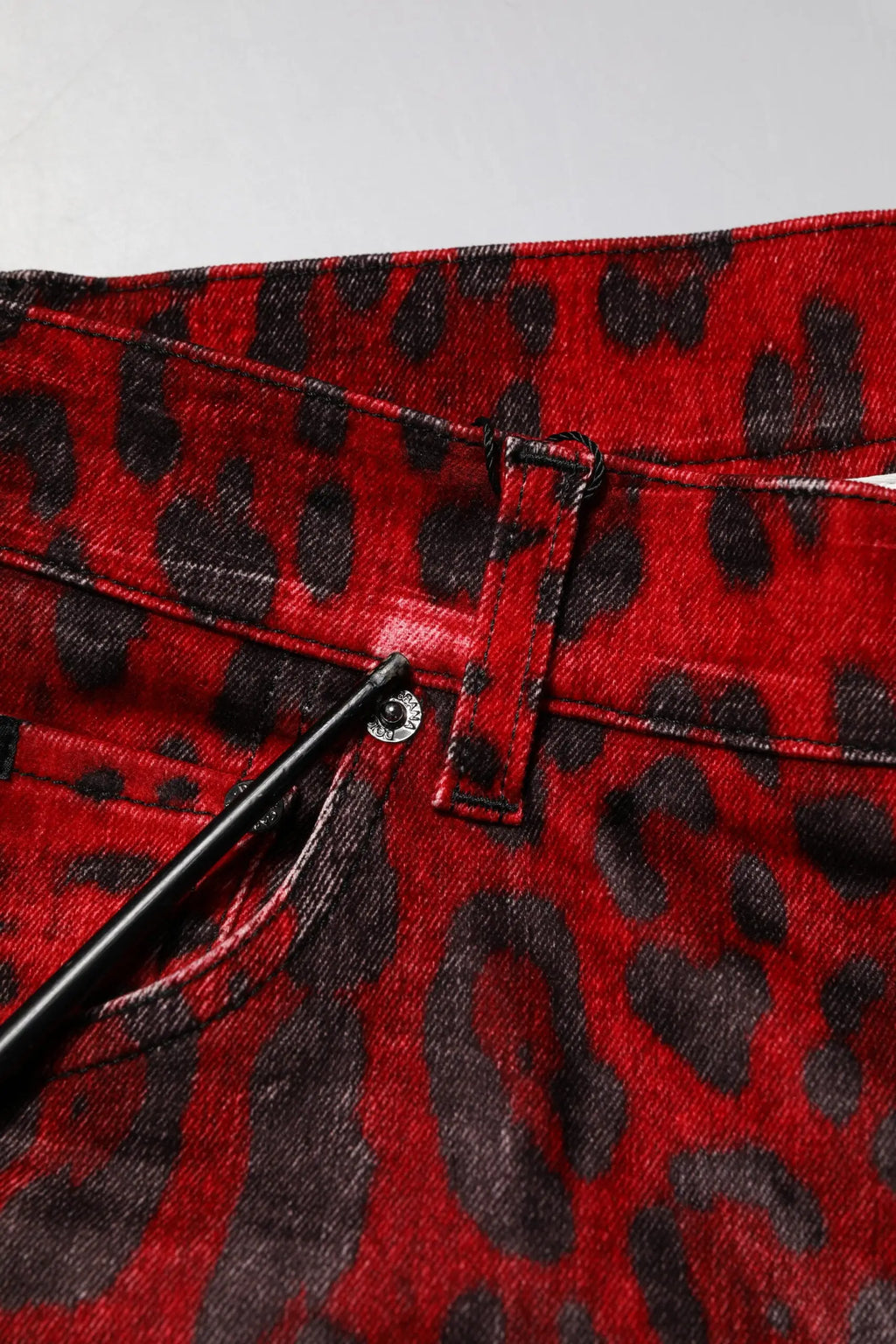 Dolce & Gabbana jean slim en denim coton rouge imprimé léopard avec taches noires et bouton argenté