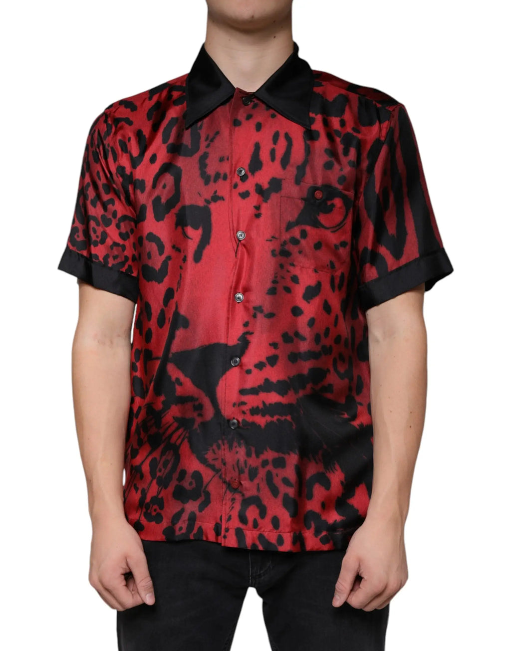 Chemise courte à manches courtes dolce & gabbana en soie rouge et noire imprimé léopard avec col noir contrastant