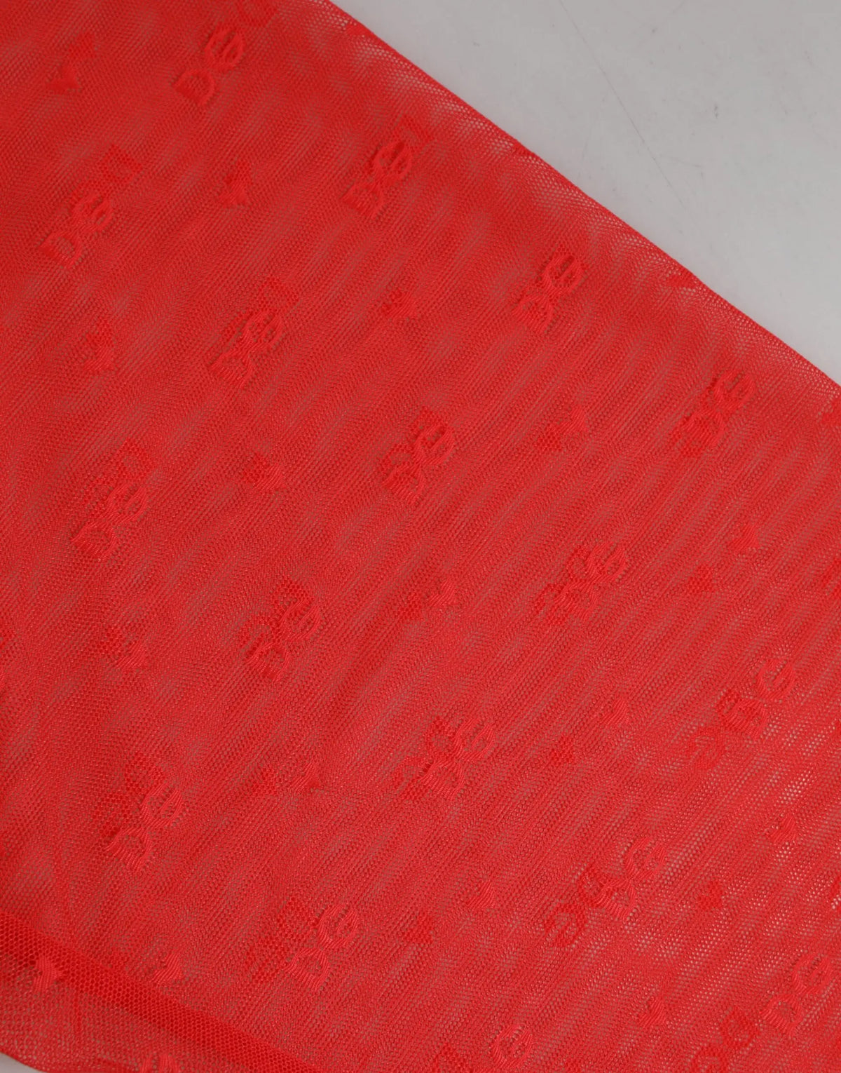 Pantalon midi en dentelle rouge dolce & gabbana avec tissu sheer vibrant et motif logo embossé répétitif