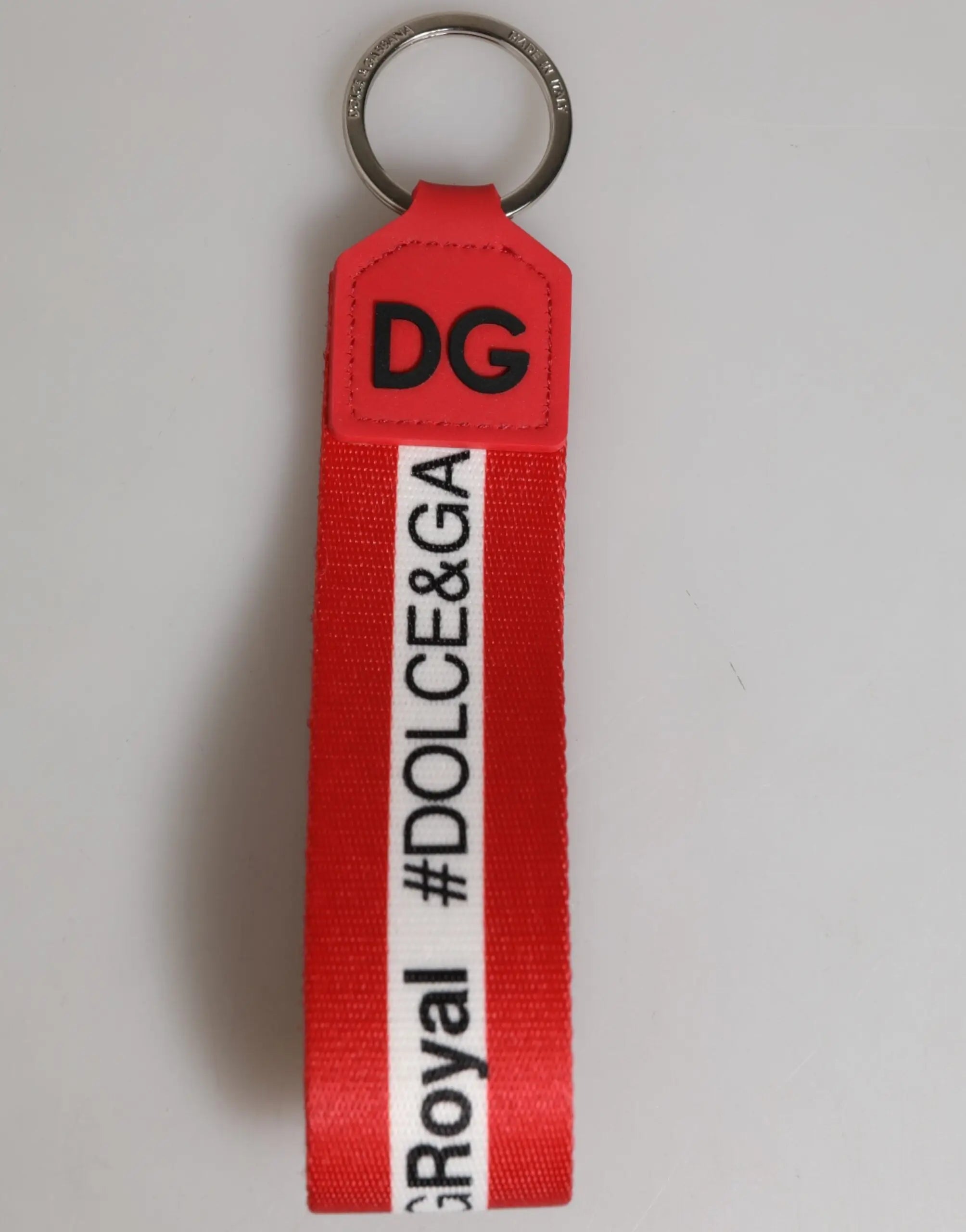Porte-clés dolce & gabbana en polyester rouge avec ruban tissé, logo dg noir et texte #dolce&ga royal sur bande blanche