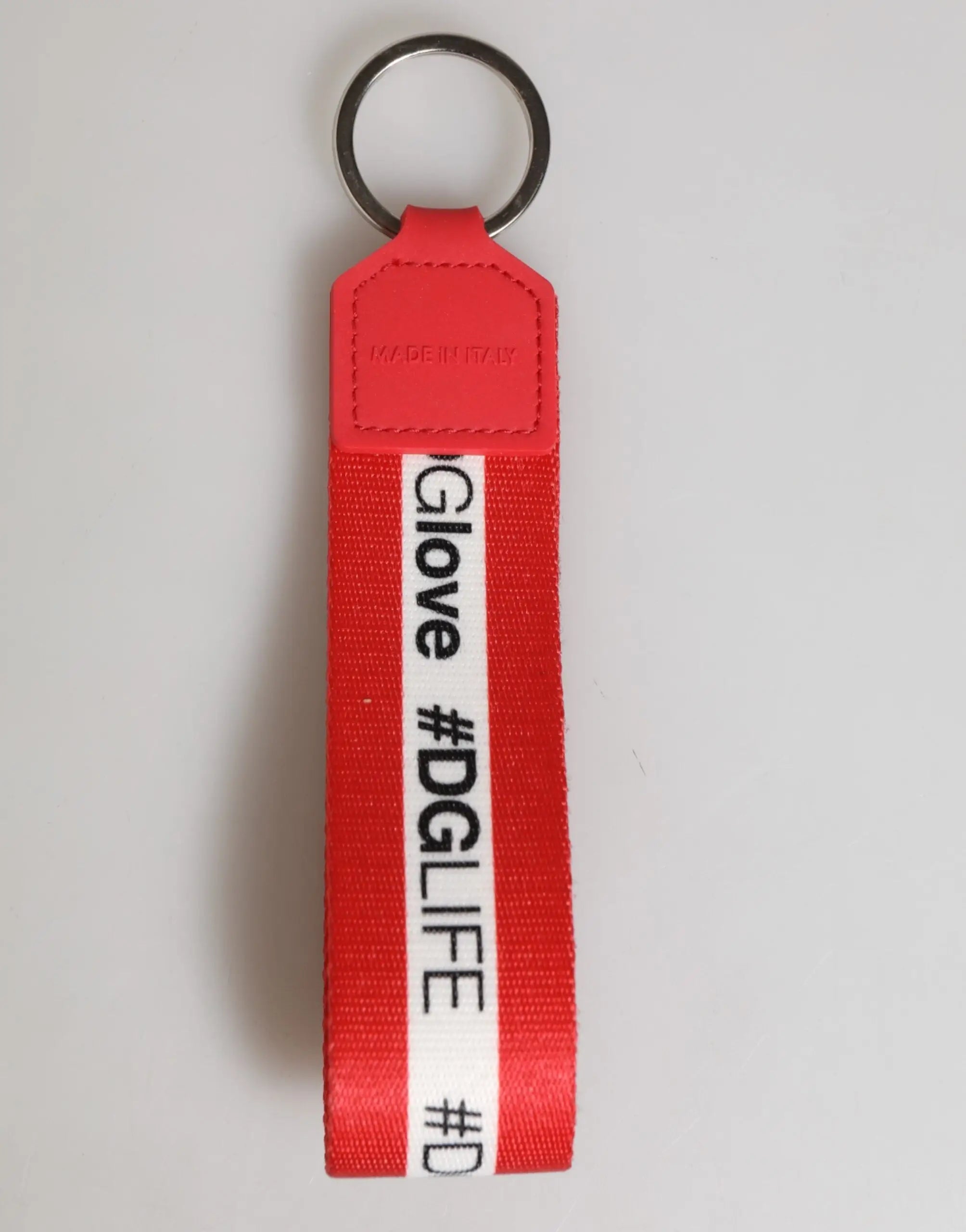 Porte-clés dolce & gabbana rouge en polyester avec bande blanche logo texte noir et anneau en laiton argenté