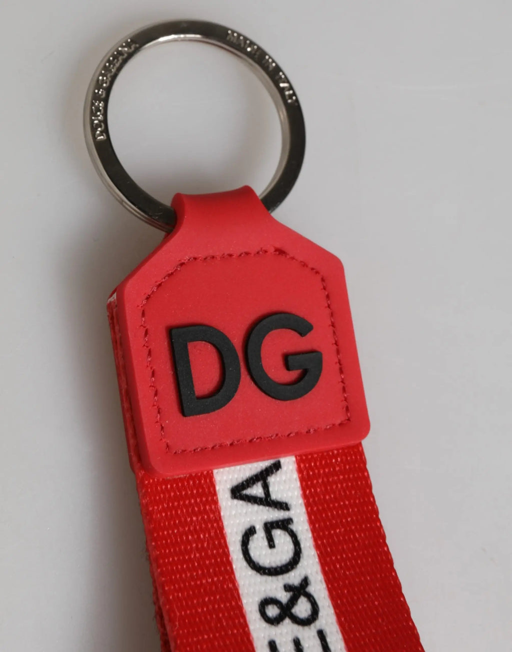 Porte-clés dolce & gabbana rouge en cuir avec logo dg noir et bande blanche en polyester et laiton argenté